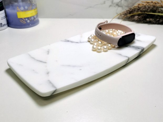 Elegance Refined: The Classic Marble Jewelry Tray